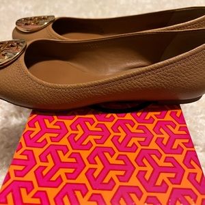 Tory Burch ballet slipper in tan and gold size 6 lightly worn